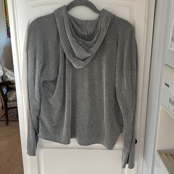 Women’s O’Neill hooded pullover long sleeve size small navy and white striped - Picture 2 of 4